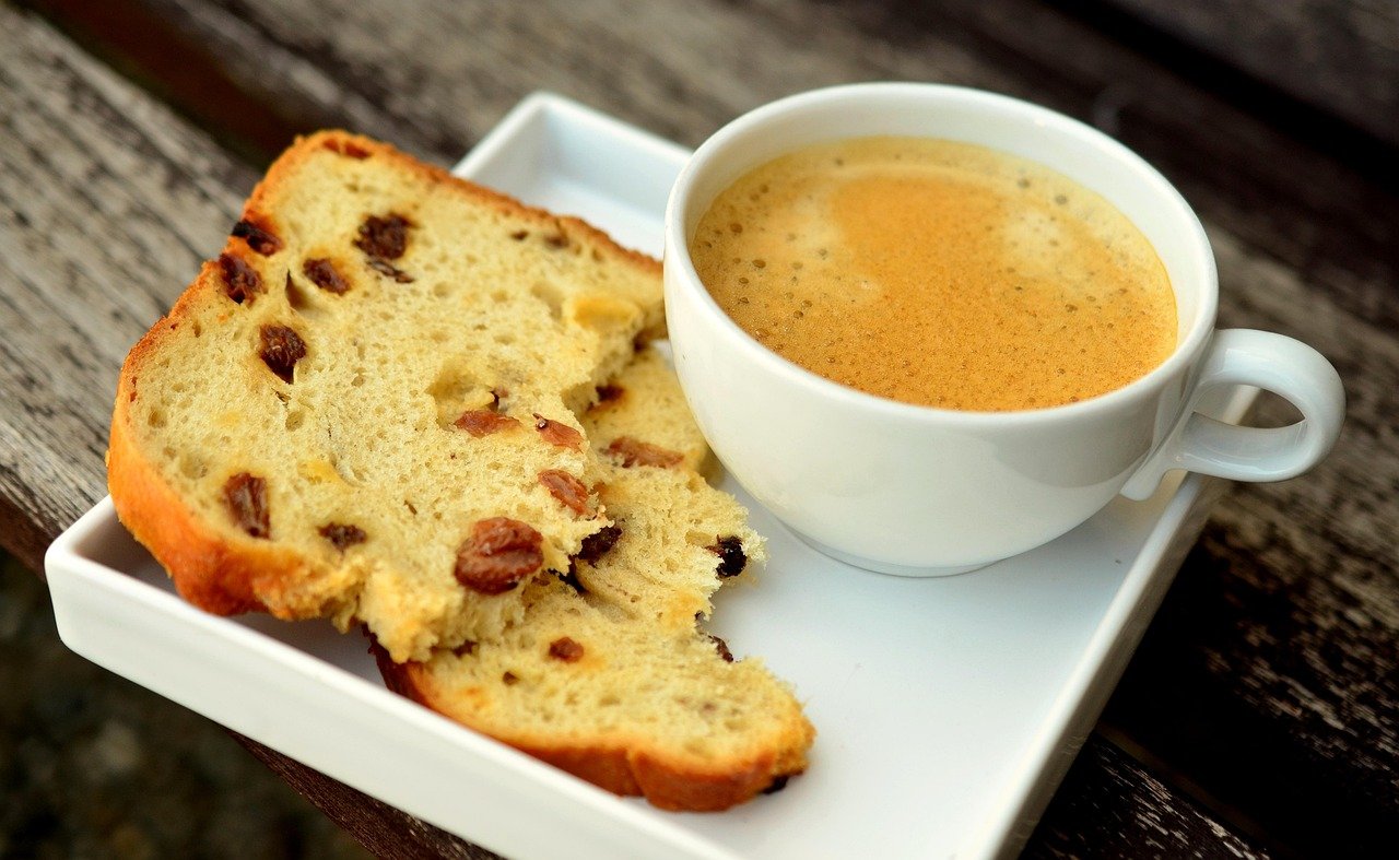 Pappedeckel: The Cardboard Lid Protecting Drinks and Baked Goods